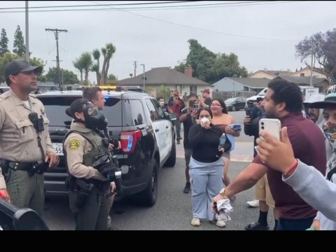 LA riots, people formthe hood adressing police