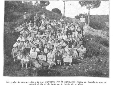 Photo of an outing organised by the agrupación Faros, published in La Revista Blanca, 15 August 1932, p. 175.