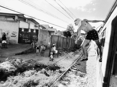 Picture of Brazilian masked youth "surfing" a train from Rogerio Reis