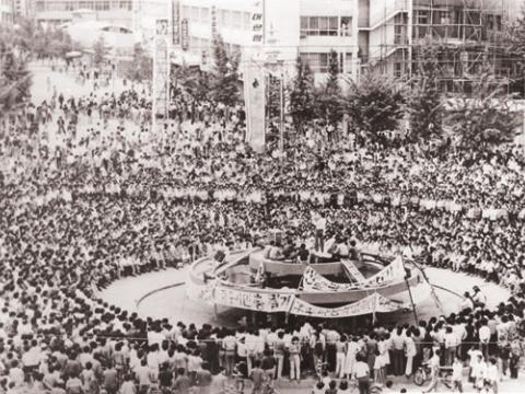 Gwangju demonstrators around the fountain