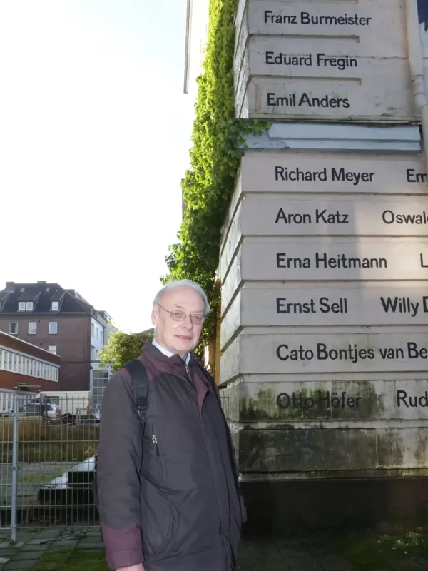 Günter Onasch, grandson of Jan Onasch, in front of the ABC bunker in Findorff-Bremen: Among the names that line the bunker wall is that of his grandfather