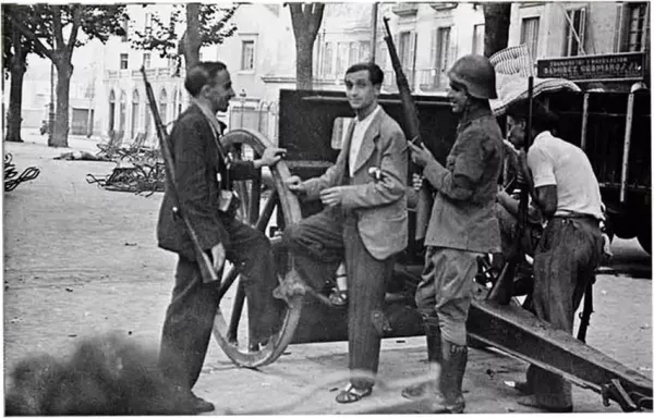 Ascaso, left, fighting on the Ramblas minutes before he was killed.