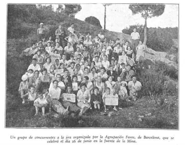 Photo of an outing organised by the agrupación Faros, published in La Revista Blanca, 15 August 1932, p. 175.