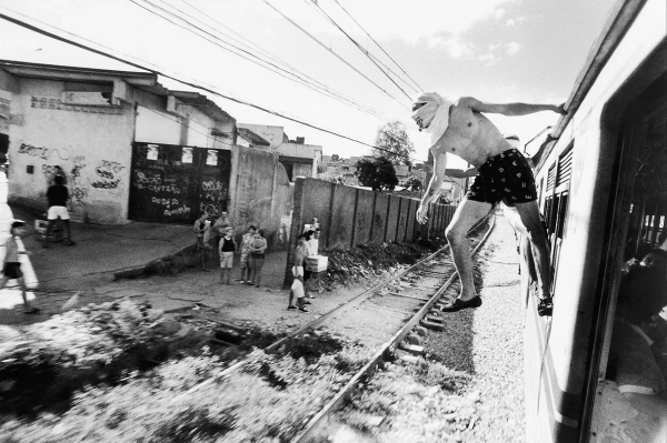 Picture of Brazilian masked youth "surfing" a train from Rogerio Reis
