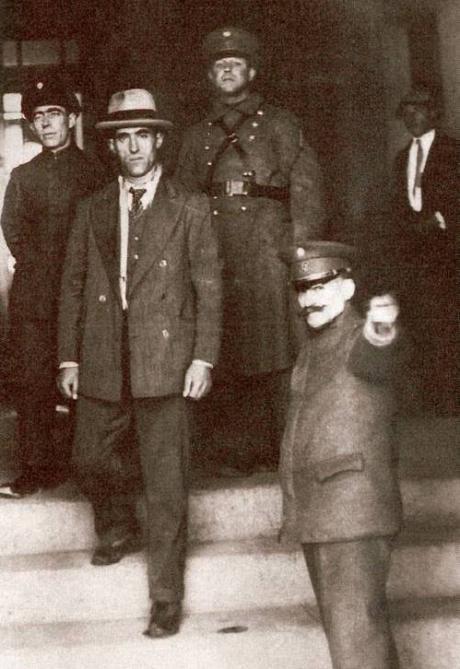 Simon Radowitzky, between police officers in 1930