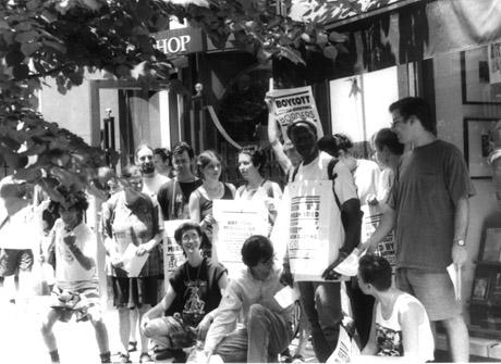 Mid-90s picket of Border's Books