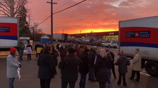 Sunrise at Edmonton picket, November 30, 2018 © Bob Barnetson