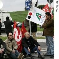 Alitalia workers wait in front of Alitalia headquarters in Rome, 18 Mar 2008