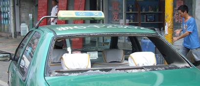 Taxis in Wenzhou that broke the strike were attacked Taxis in Wenzhou that broke the strike were attacked