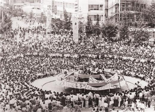 Gwangju demonstrators around the fountain from libcom